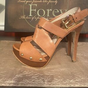 Gorgeous MK heeled sandal. Beautiful cognac brown with gold hardware